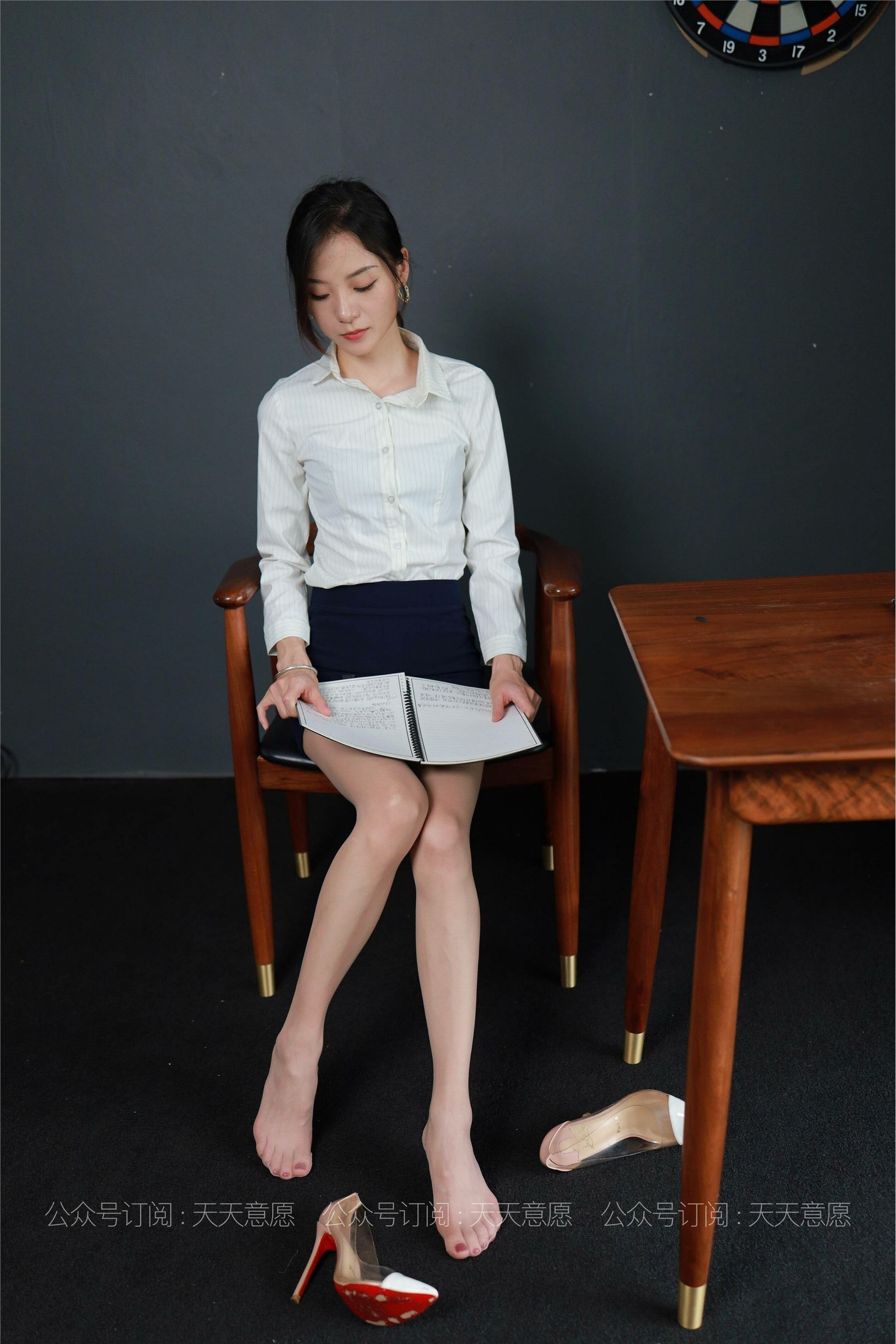 Model: Siu (Hot Secretary)